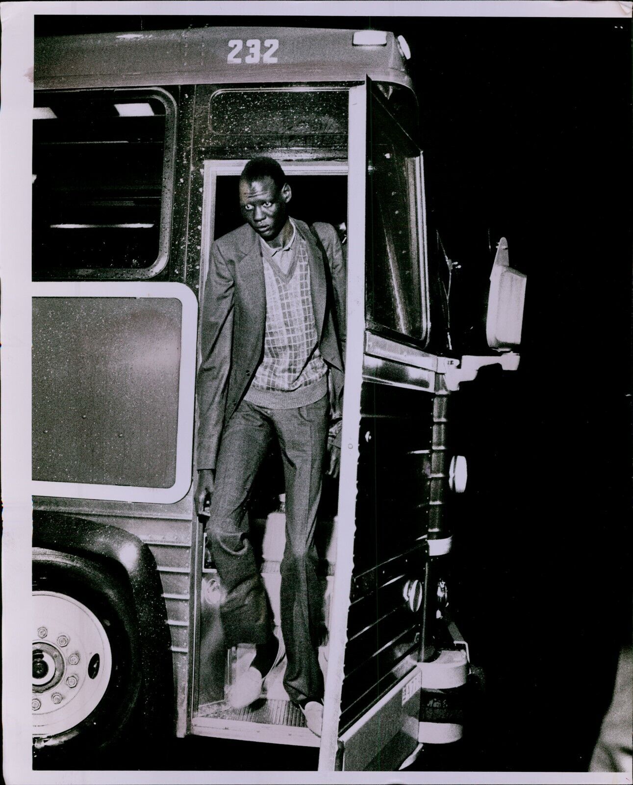 LG887 1986 Orig Photo MANUTE BOL Washington Bullets Basketball Star on Team Bus