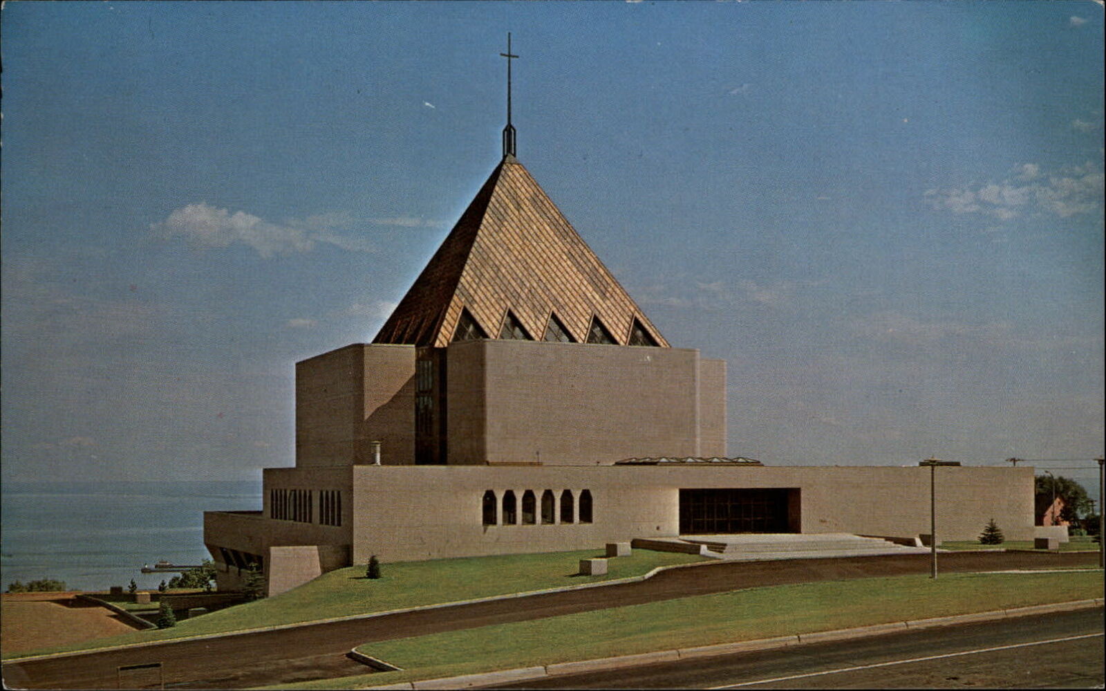 Duluth Minnesota ~ First United Methodist Church ~ lake ~ postcard sku287