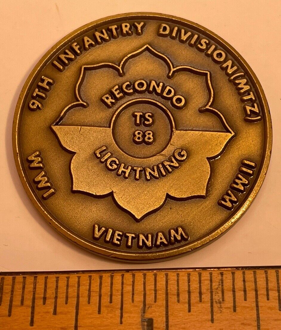 Vtg ARMY 9th Infantry Division RECONDO Lightning TS 88 Military Challenge Coin