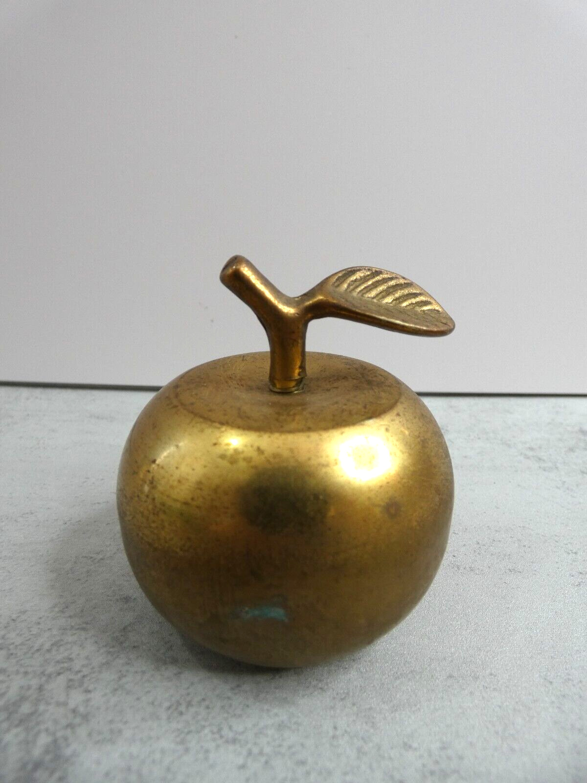 VTG Solid Brass Apple Statue Teacher Figurine Paperweight Desk Stem Leaf 2\