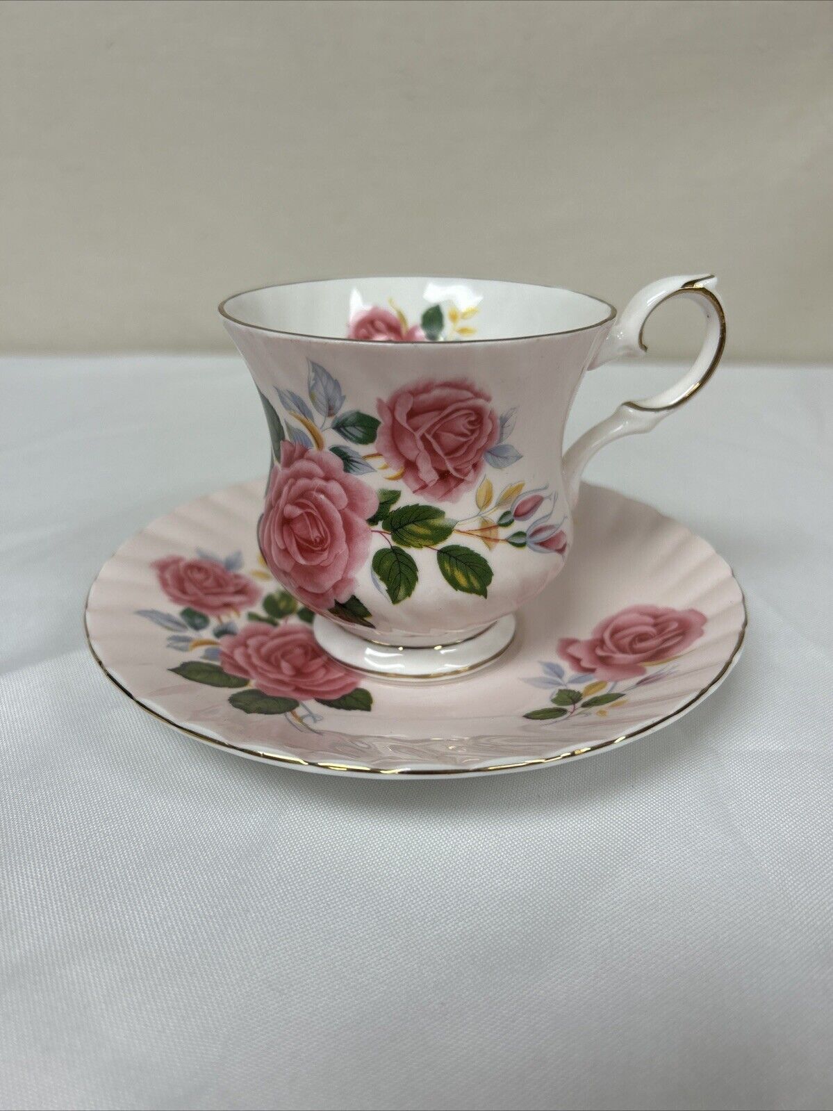 Elizabethan Fine Bone China England Teacup & Saucer Pink Roses