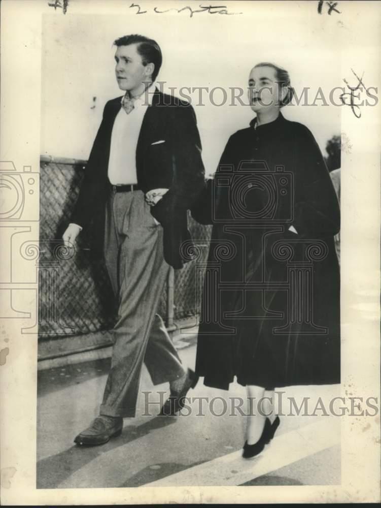 1954 Press Photo Barbara Hutton arriving at Los Angeles, met by her son, Lance.