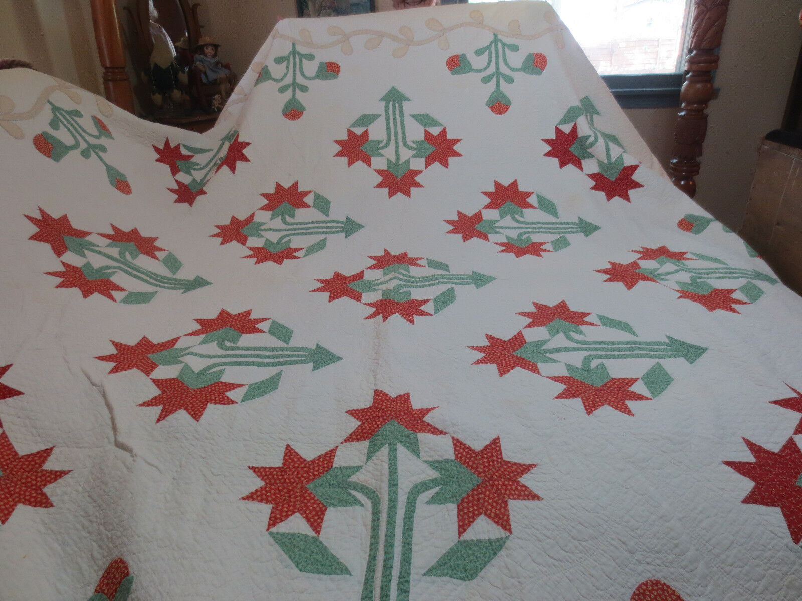 OUTSTANDING HAND STITCHED APPLIQUE QUILT IN CAROLINA LILY & POMEGRANITE PATTERN