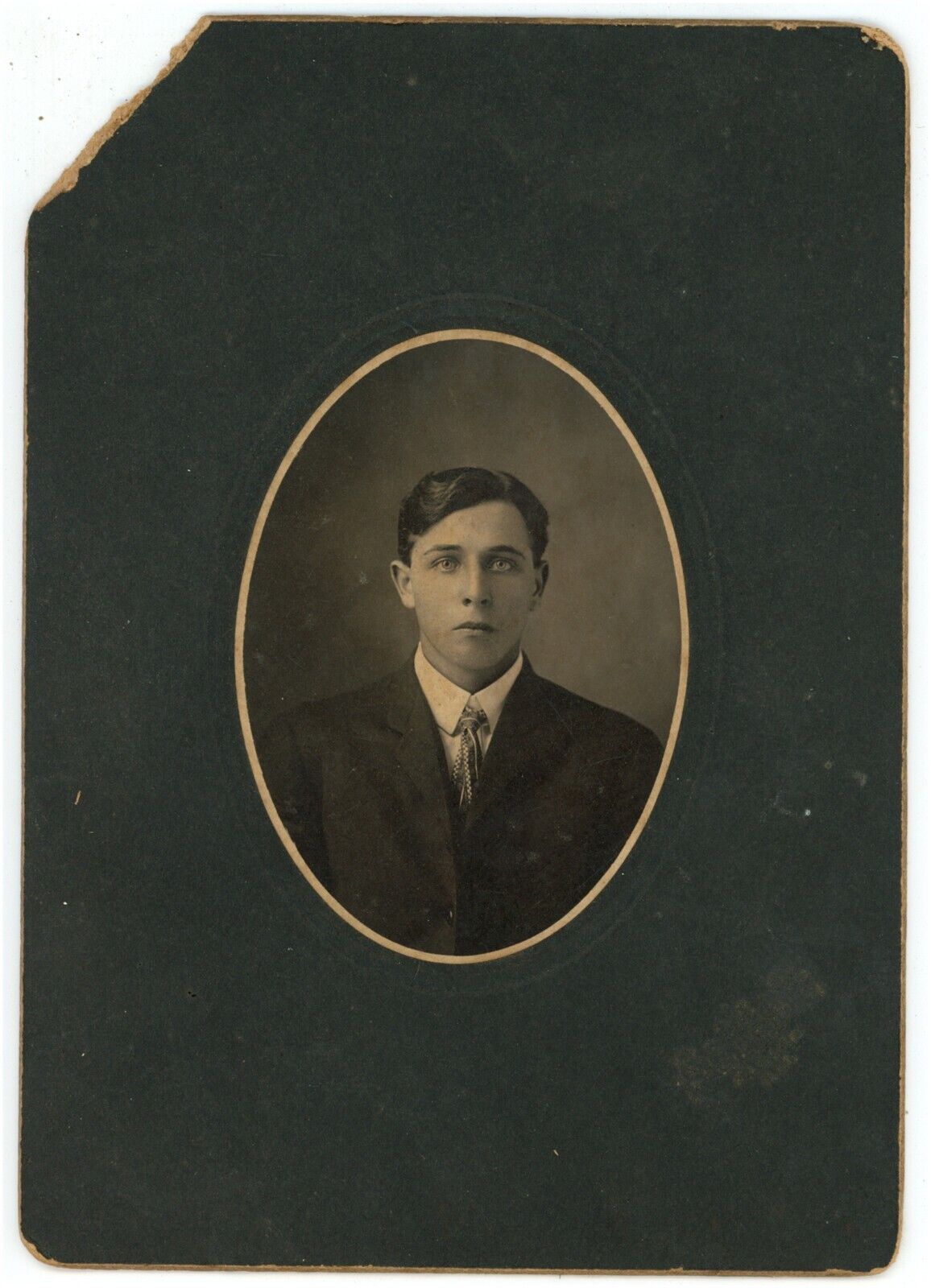 Circa 1900\'S Cabinet Card Handsome Dashing Young man In Stylish Suit & Tie