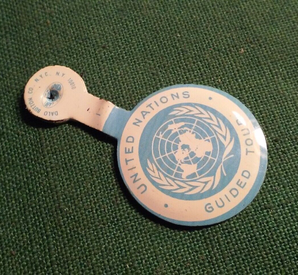 Vintage UN ONU United Nations Guided Tours Visitas Con Guia Fold Tab Button Pin
