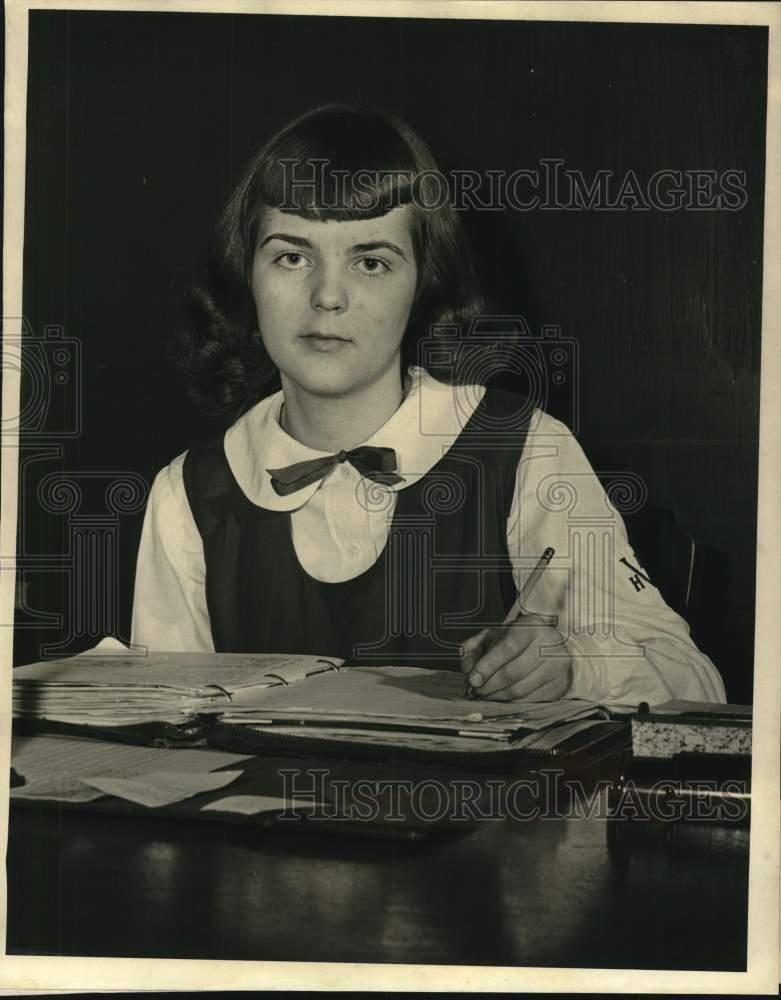 1949 Press Photo Hearst History Contest 4th placer Sheila Quinn studying