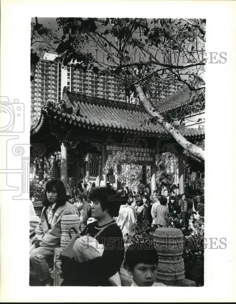 1988 Press Photo Visitors outside Building in Hong Kong - sax28818