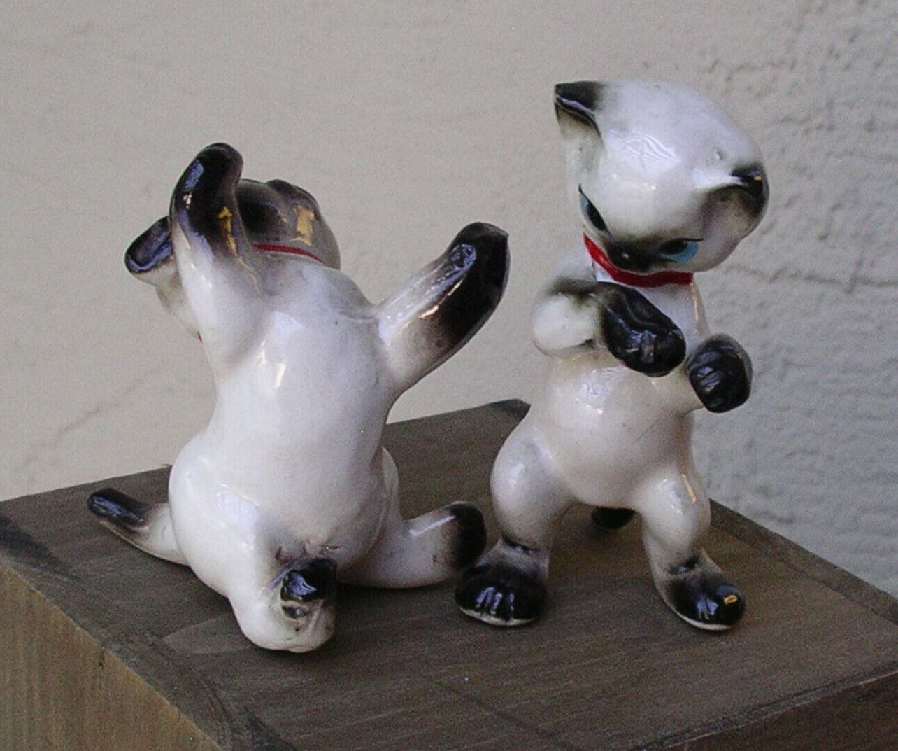 Pair Vintage Kittens Boxing Figurines, Set 2 Siamese Cats fighting JAPAN