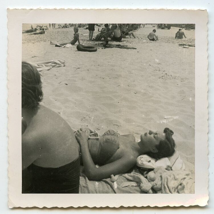 XX55 Original Vintage Photo PRETTY WOMAN SWIM SUIT SUN BATHING BOMBSHELL c 1950s