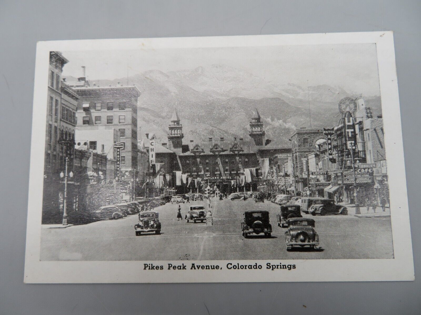 1930\'s Pike Peak Ave, Colorado Springs Scene Old Cars & Buildings Small Postcard