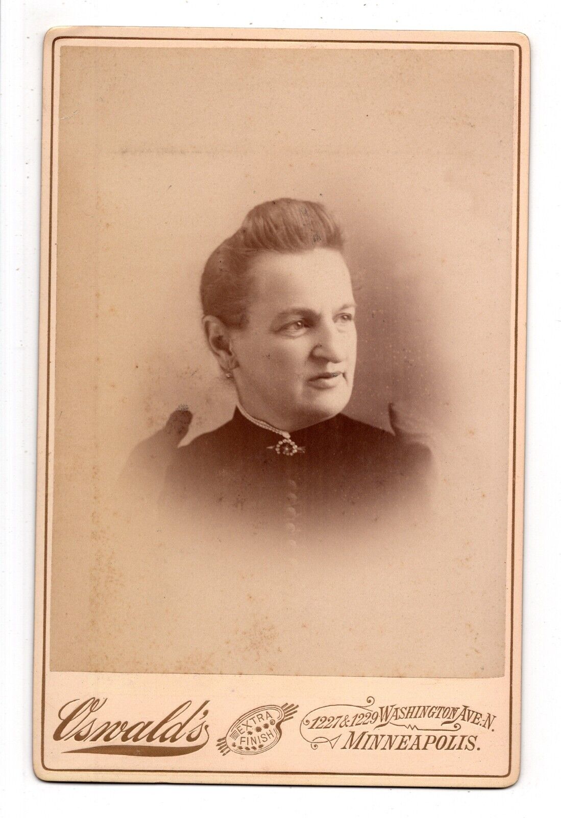 CIRCA 1880s CABINET CARD OSWALD BROS GORGEOUS YOUNG LADY MINNEAPOLIS MINNESOTA