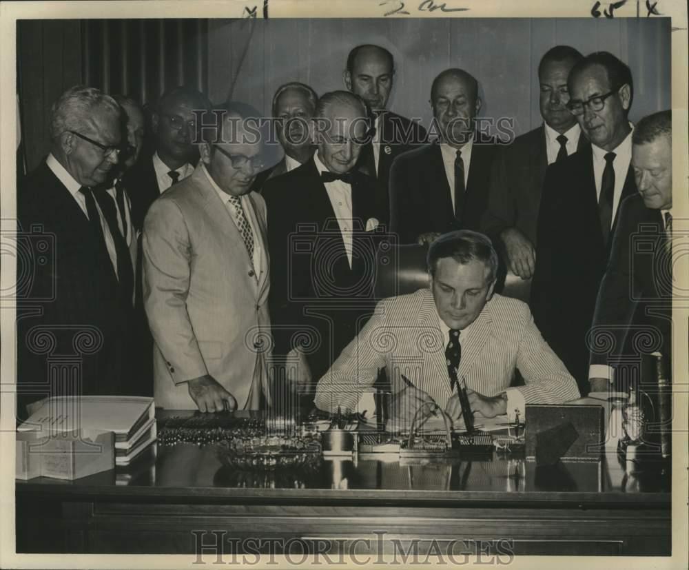 1968 Press Photo Governor McKeithen signs Health Education Authority bill