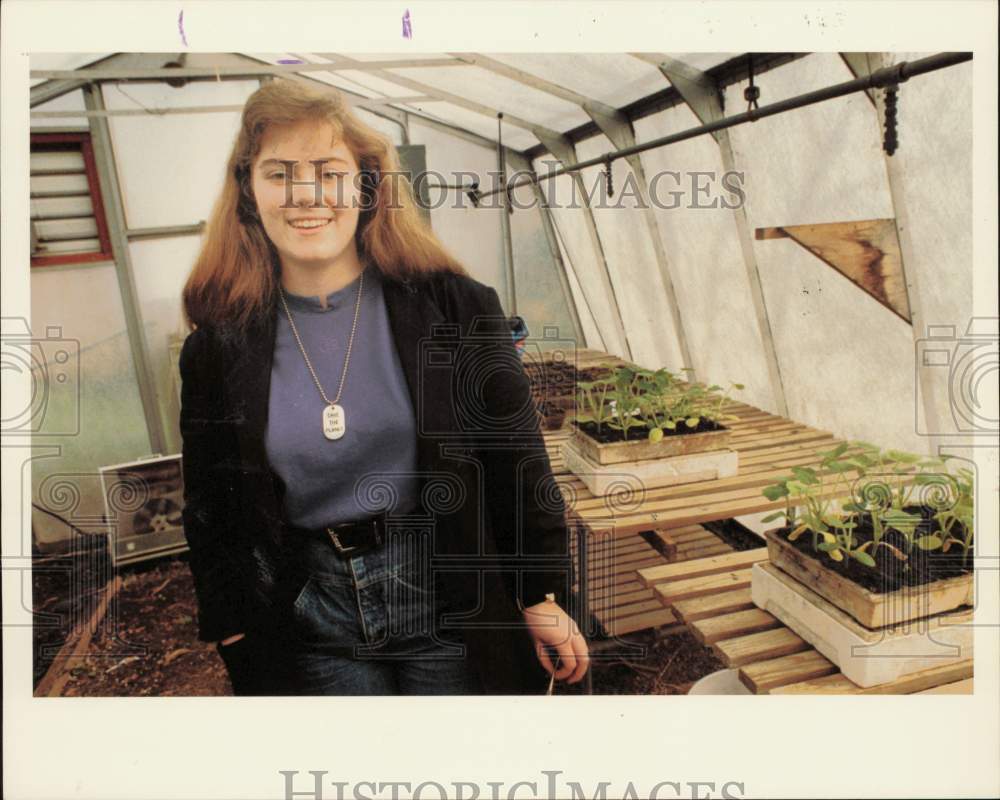 1992 Press Photo Lynn Peck grows tomatoes in Providence Day School greenhouse