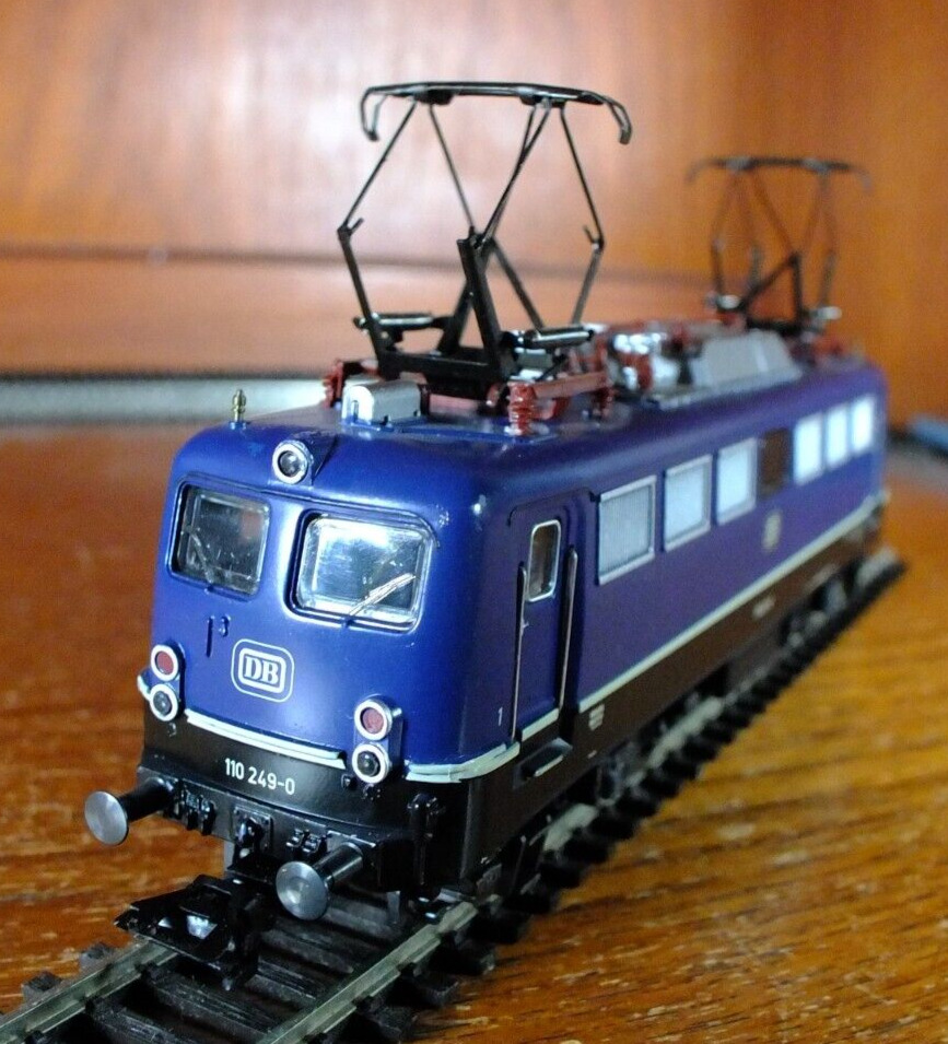 Marklin 3344 HO gauge DB BR 110 electric locomotive in blue livery