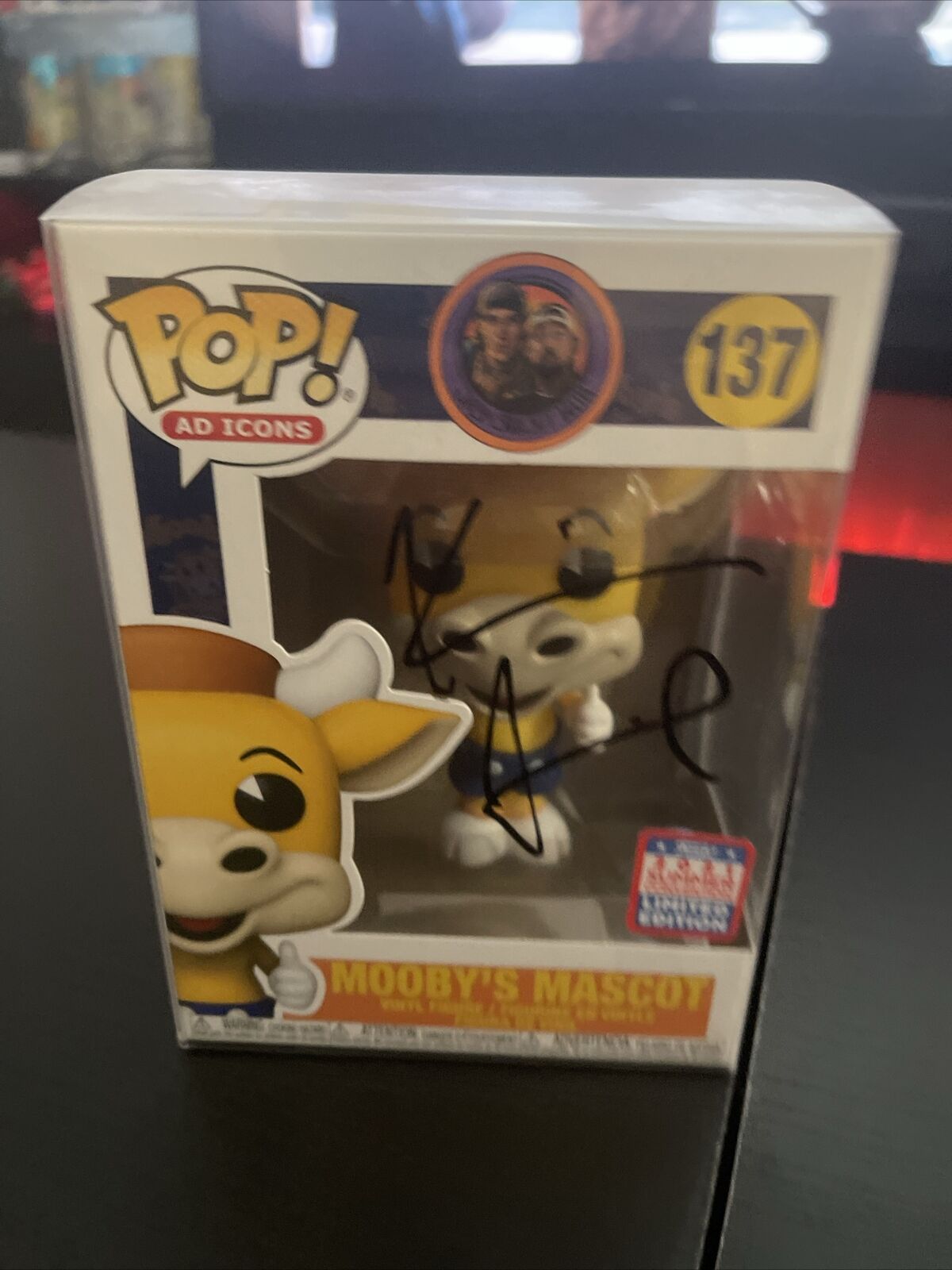 FUNKO POP KEVIN SMITH SIGNED MOOBYS MASCOT # 137 Summer EXCLUSIVE & Protector