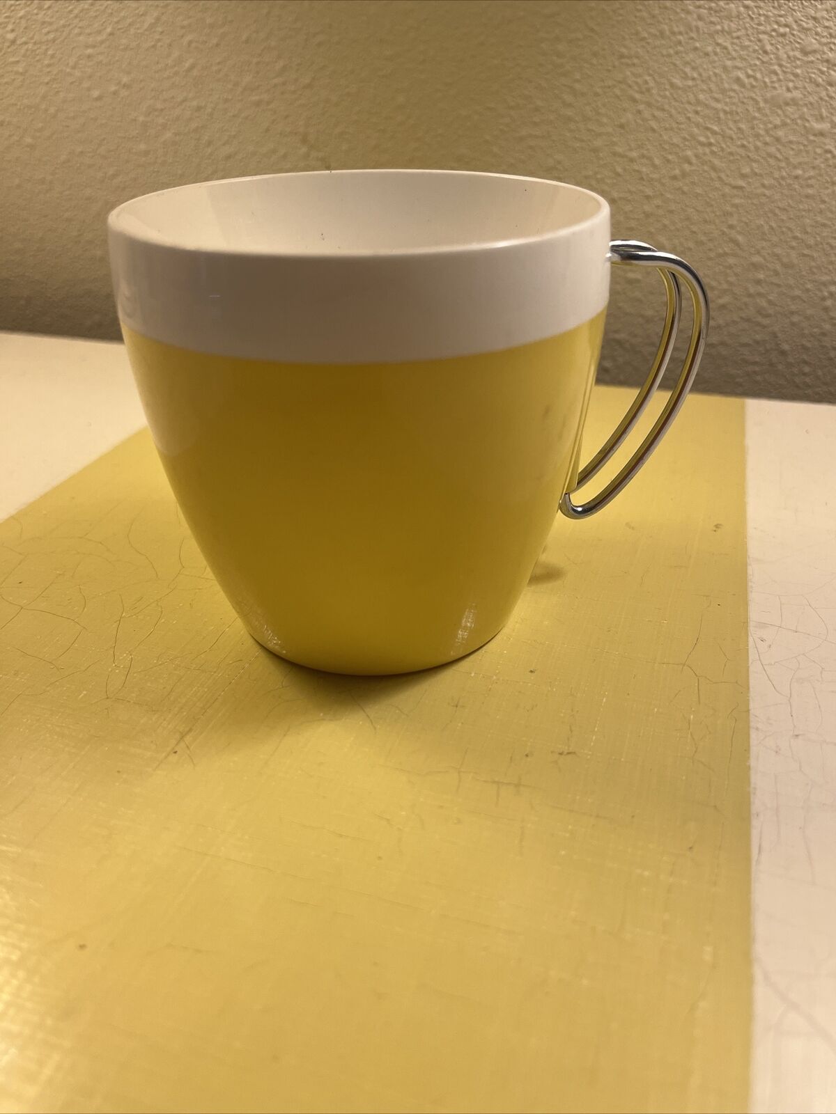 Vintage NFC insulated plastic coffee tea cup w/ chrome handle Yellow White
