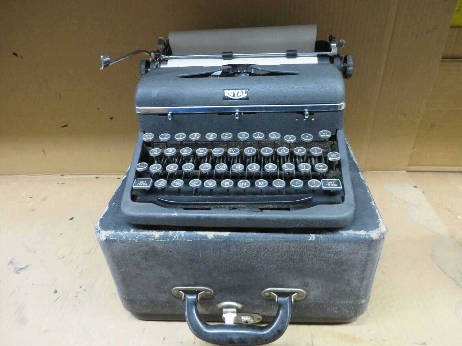 TYPEWRITER ROYAL PORTABLE royal quiet deluxe WITH CASE 1930\'s
