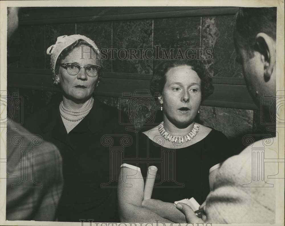 1960 Press Photo Women talk with reporters at New York State Capitol in Albany