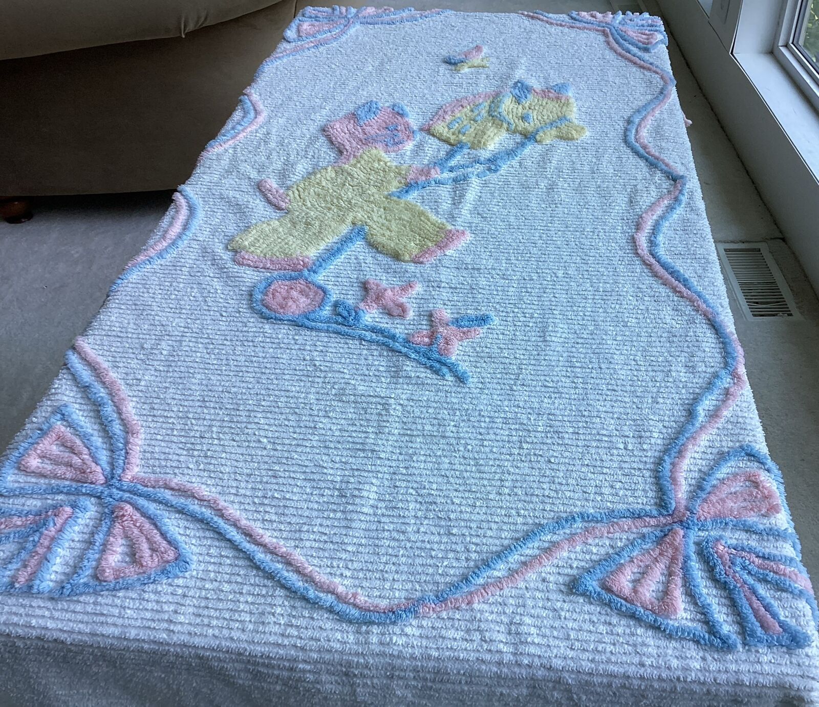 VINTAGE CHILDS BABYS CHENILLE BEDSPREAD KITTY CAT RIDING STICK HORSE DARLING EX.