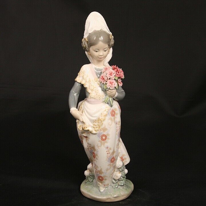Lladro 1304 Valencian Girl With Flowers Porcelain Figurine Mint with Lladro Box