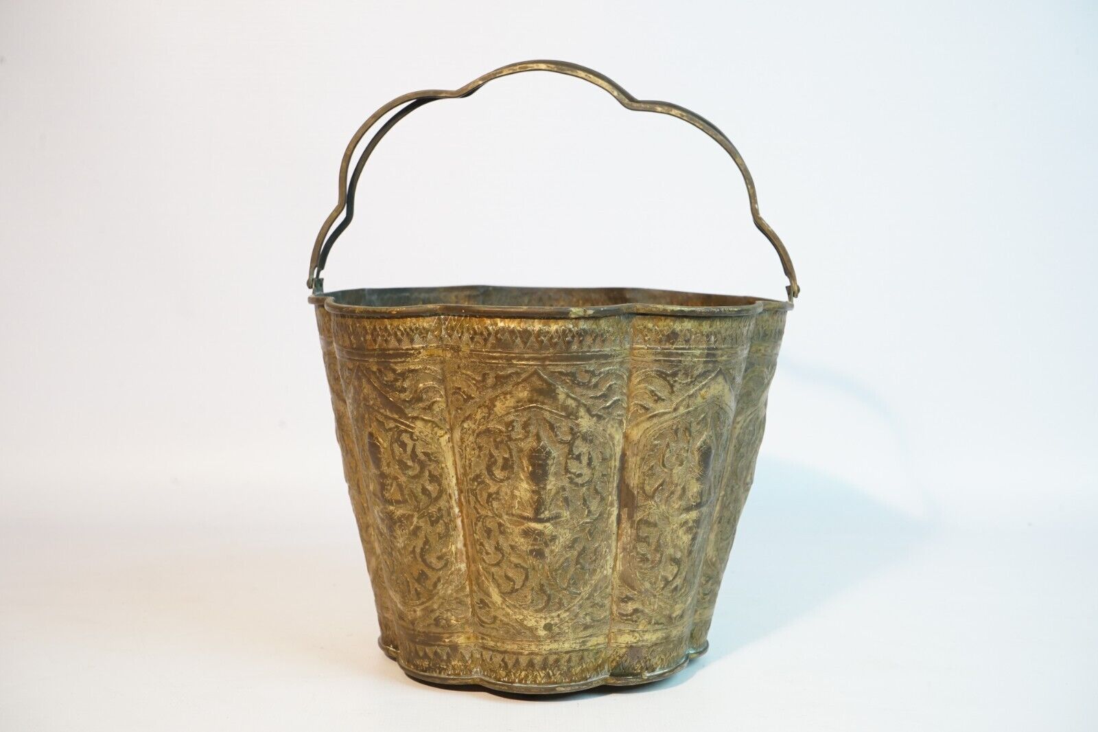 19th century Asian Copper Bucket with Handle, Decorated with \'thepanoms\'