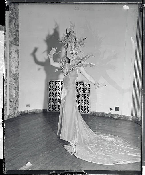 Performer Irene Rich Posing In Gown And Headdress 1935 Old Photo