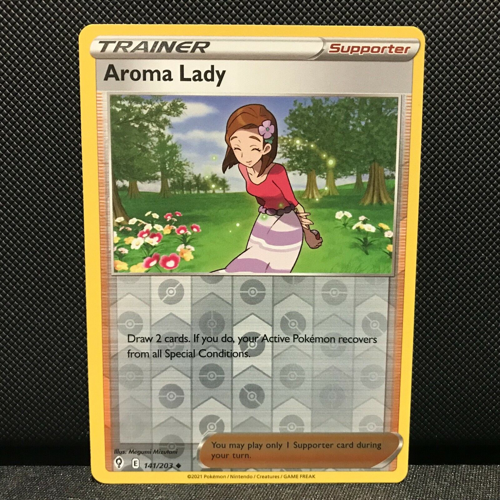 Aroma Lady Reverse Holo 141/203 - Evolving Skies Pokemon Card - NM/Mint