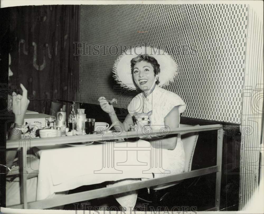 Press Photo Lillian Roth dines at a restaurant with her dog - lrb11455