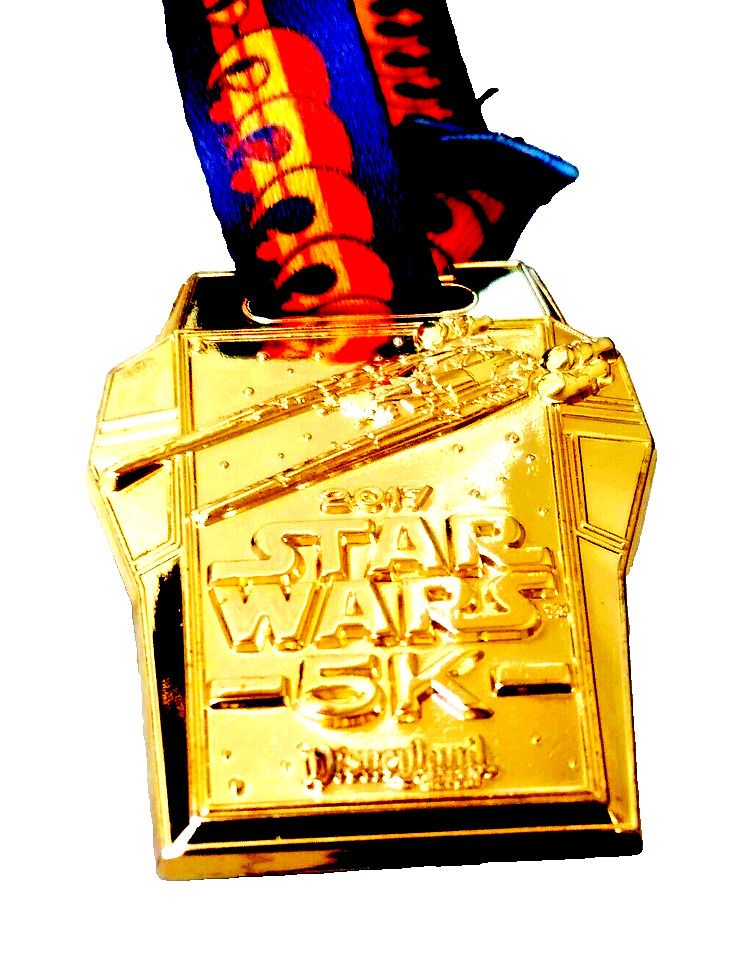 NEW 2017 Disneyland Star Wars Gold Medal 5K Half Marathon Weekend Pin # 133241