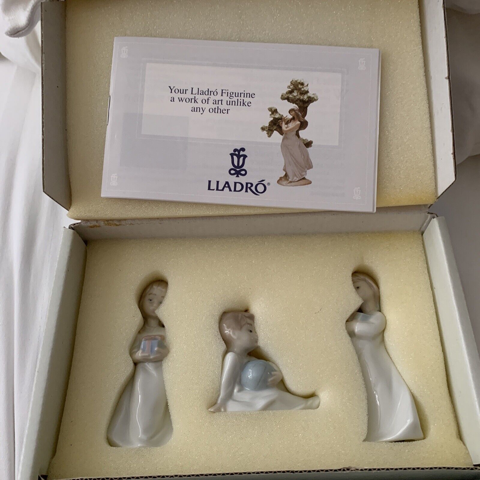 Lladro “Mini Camisones” #05940  Mini Christmas Morning With Original Box