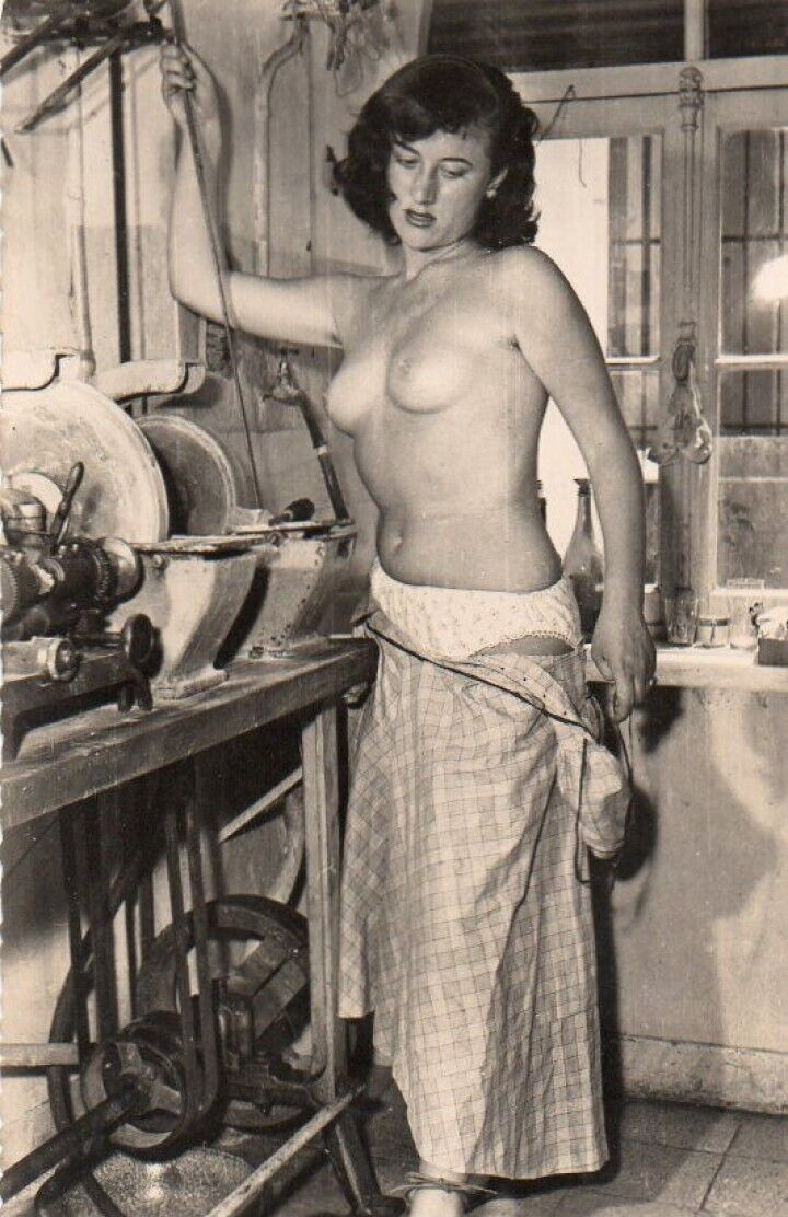 Risque amateur Beauty Nude Woman in Work Vintage Exotic Real Photo 1930s