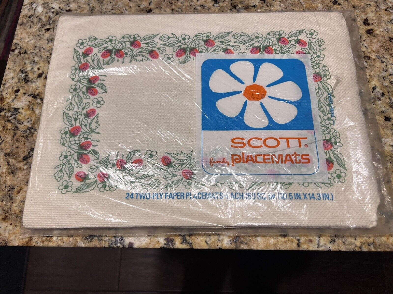 SCOTT Vintage Family Paper Placemats 24 Count Two Ply 10 1/2 x 14 3/8 Strawberry