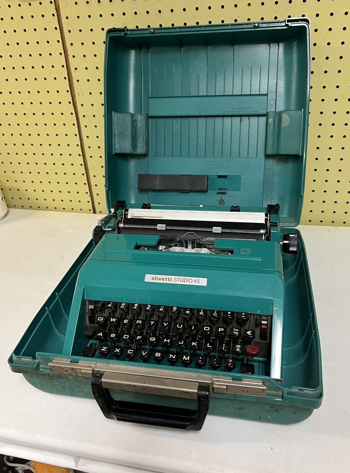 Green Olivetti Studio 45 Manual Typewriter w/ Cover VTG Spain portable