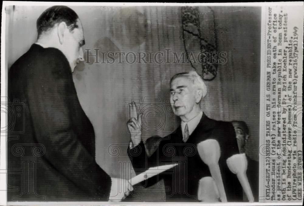 1949 Press Photo Erich Koehler administers Theodor Heuss\' oath of office in Bonn