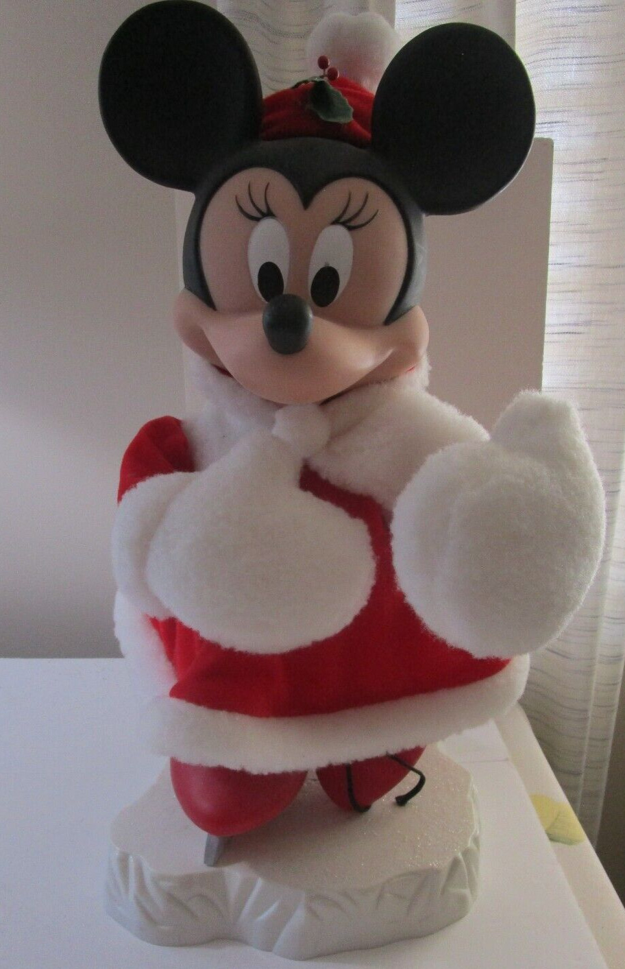 Disney Santa's Best Christmas Skating Minnie Mouse 17