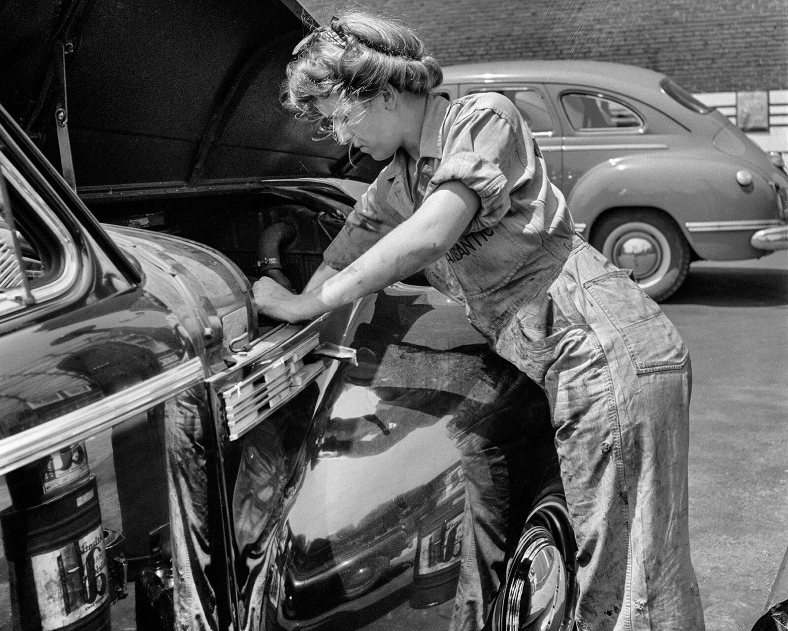 1943 FEMALE MECHANIC Atlantic Refining Company PHOTO  (198-x)