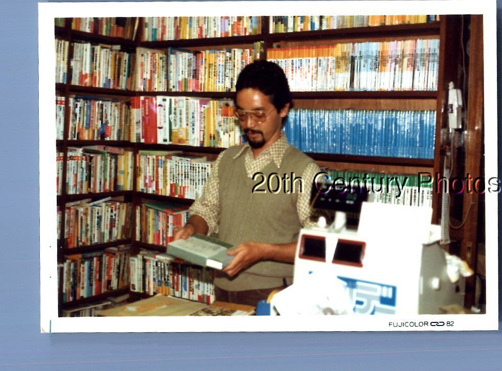 FOUND COLOR PHOTO P+4291 MAN IN GLASSES POSED BY COUNTER IN DVD STORE