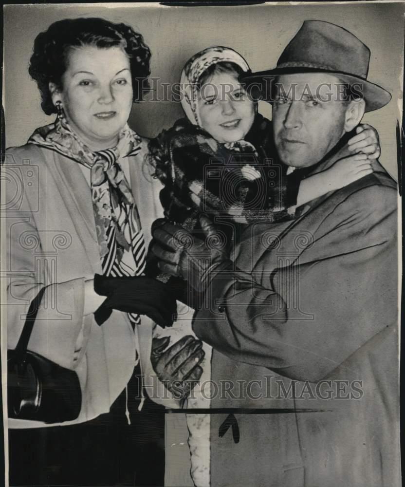 1950 Press Photo Actress Lora Lee Michel, Deputies M.T. Johnson & Bess Bailey