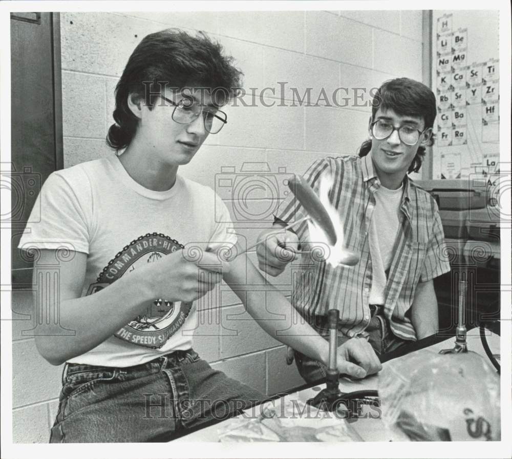1985 Press Photo Andy Kim and Jim Harle roast hot dogs in chemistry lab
