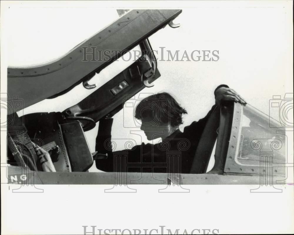 1979 Press Photo Woman mechanic in the cockpit of Israel Air Force Jet
