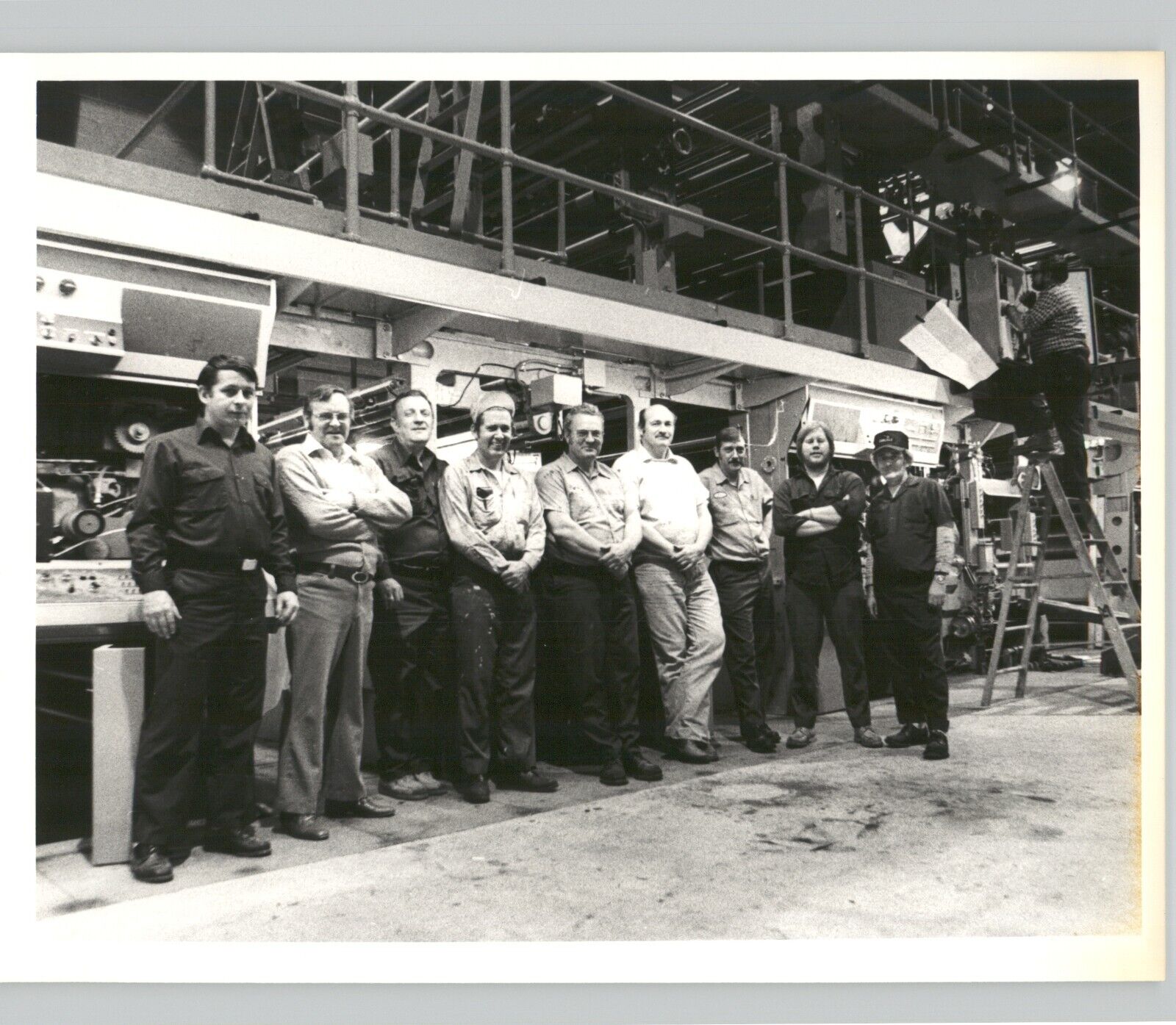 AMERICAN INDUSTRY Factory Workers Candid Portrait VINTAGE 1970s Press Photo