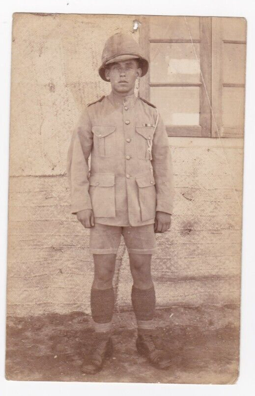 NS5 SUPERB CIRCA 1910S PHOTO OF A BRITISH SOLDIER IN EGYPT OUSTSIDE A BARRACKS