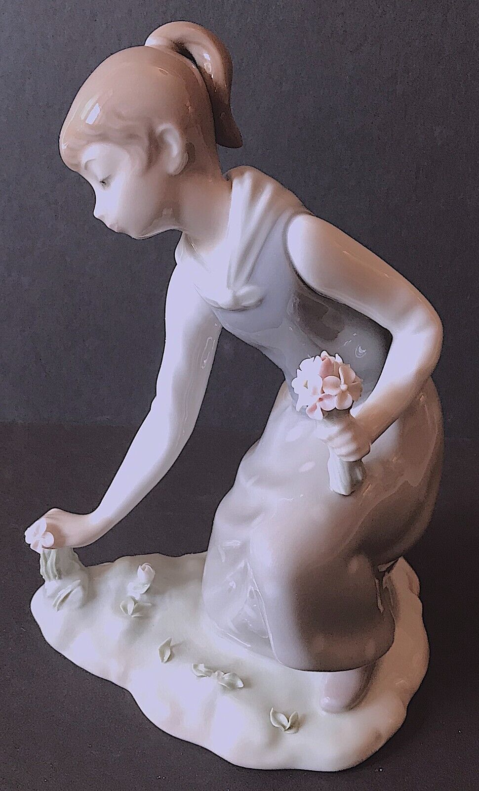 Lladro figurine #1172 - Girl Gathering Flowers-Vintage 1971