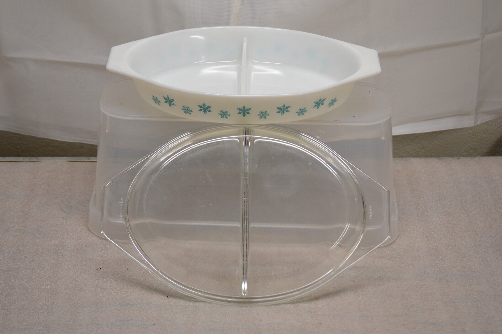 VINTAGE PYREX DIVIDED CASSROLE BOWL WHITE BLUE SNOW FLAKE WITH LID1.5 QT. USA