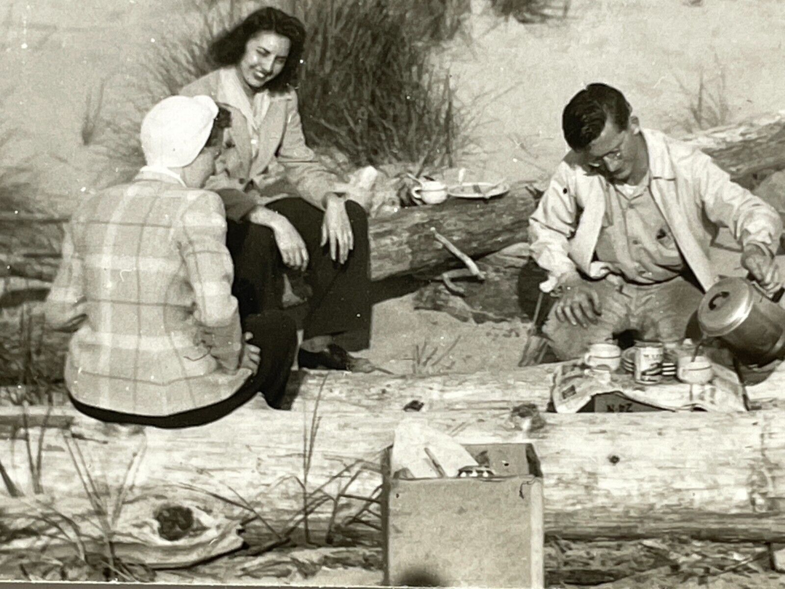 W7 Photograph 1940\'s Handsome Man Pretty Women Having Picnic Beach Coffee