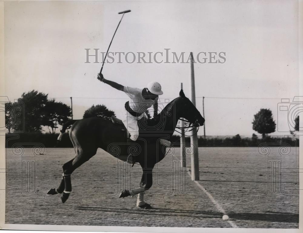 1937 Press Photo Luis Andrada of Argentine polo team at practice in NY