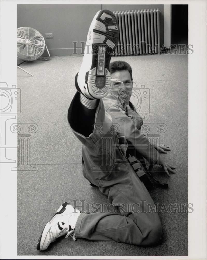 1991 Press Photo Kevin Sullivan Shows Karate Move at Sullivan\'s Karate, Winsted
