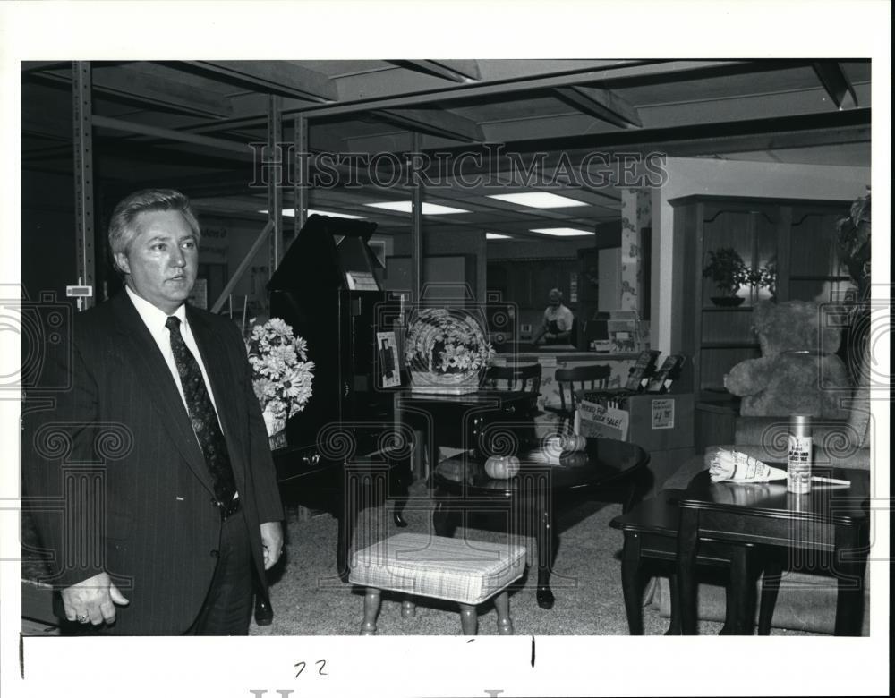 1990 Media Photo Builders Square Rocky River Jim Benoiit Regional manager