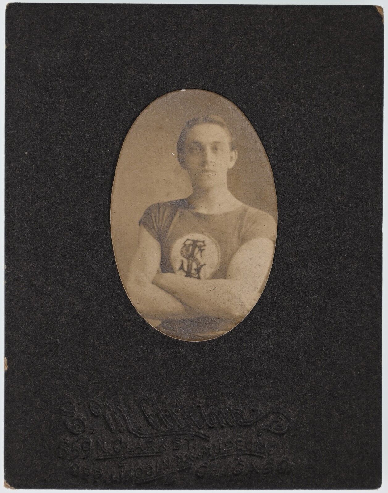 ANTIQUE CDV CIRCA 1900s HANDSOME COLLEGE? MAN ON ROWING TEAM BIG ARMS CHICAGO IL