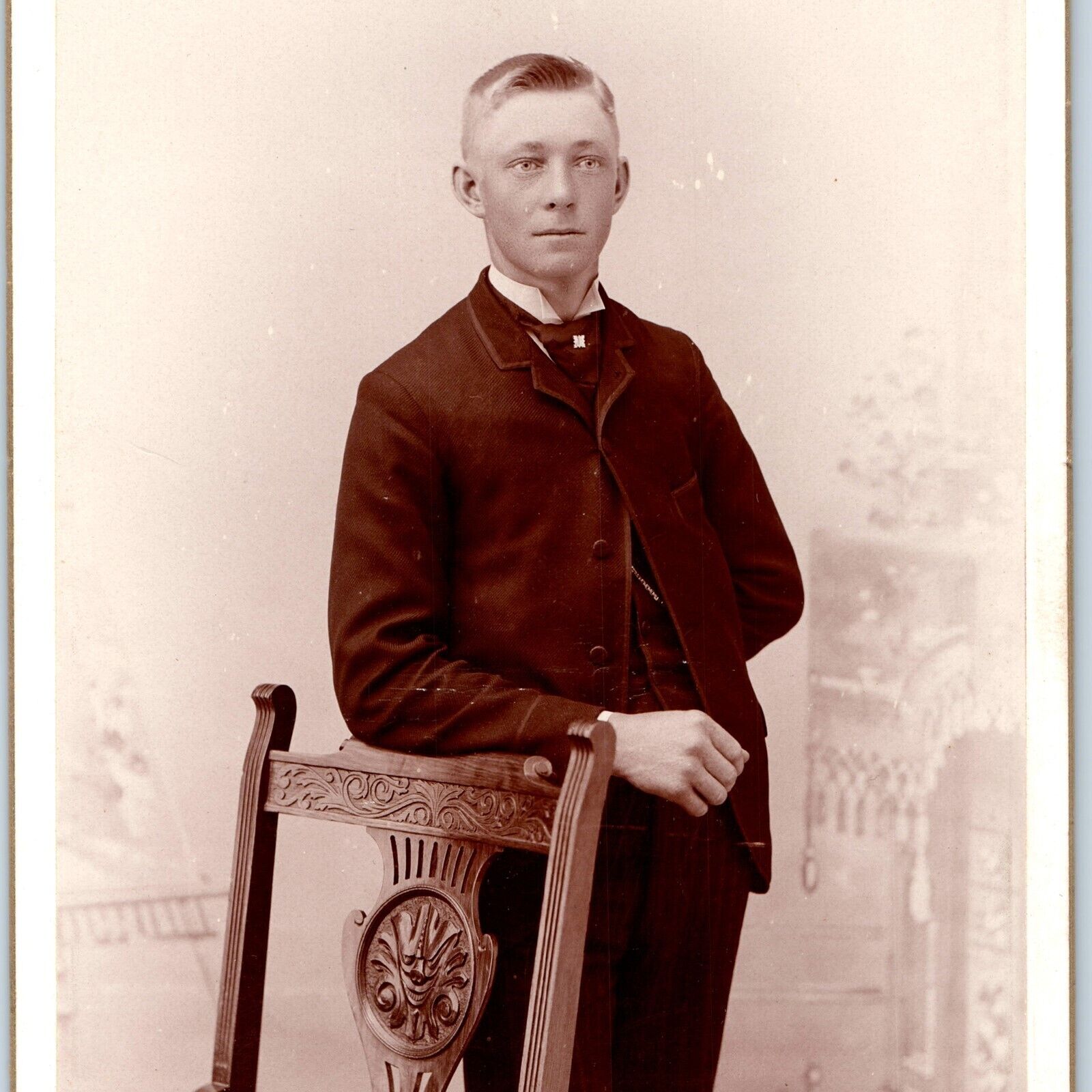 c1880s Dows, IA Handsome Cool Man Stand Cabinet Card Photo Wood Carved Chair B11